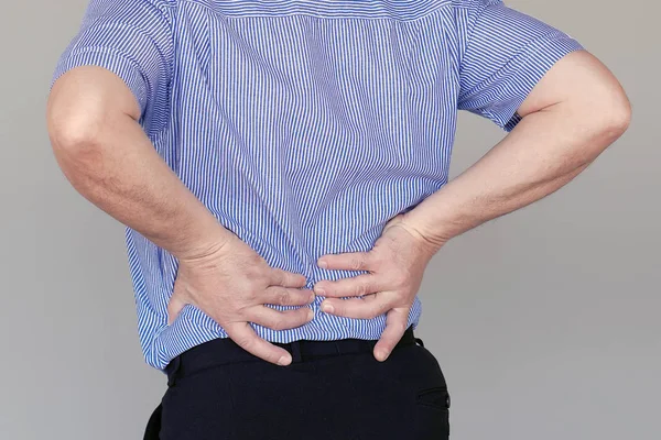 Hombre mayor, dolor en la parte baja de la espalda . —  Fotos de Stock