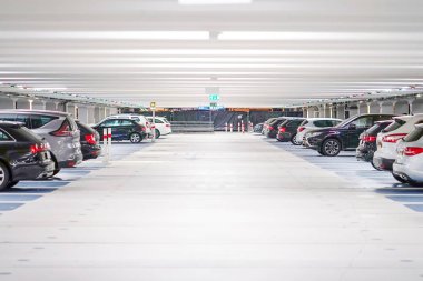 Arabalarla yeraltı otoparkı.