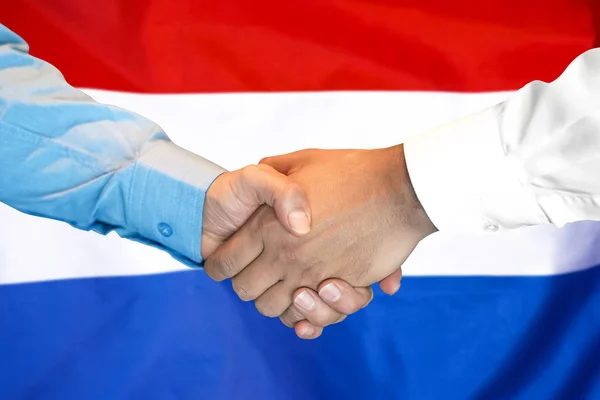 네덜란드 국기 배경에 악수. — 스톡 사진