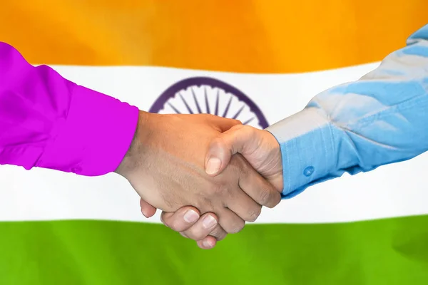 Handskakning på Indien flagga bakgrund. — Stockfoto