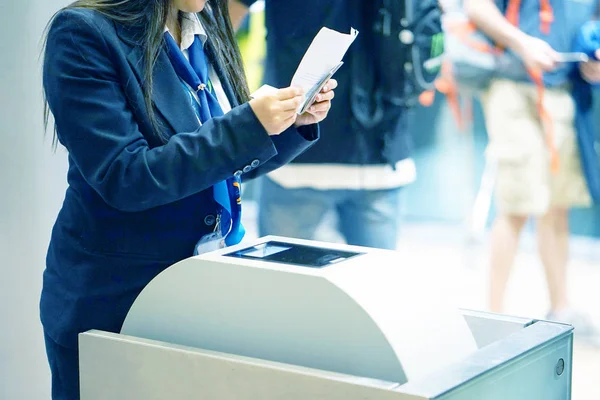 Stewardess kontrolliert Ticket und Reisepass — Stockfoto