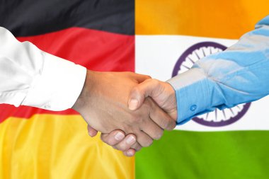 Hindistan ve Almanya bayrak arka plan üzerinde el sıkışma.