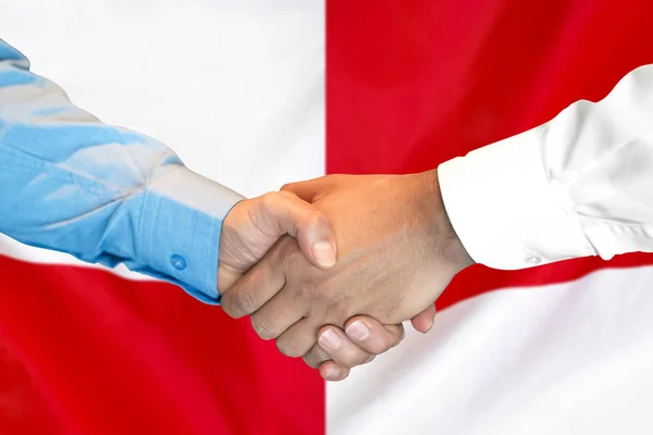 Рукопожатие на фоне флага Польши и Монако . — стоковое фото