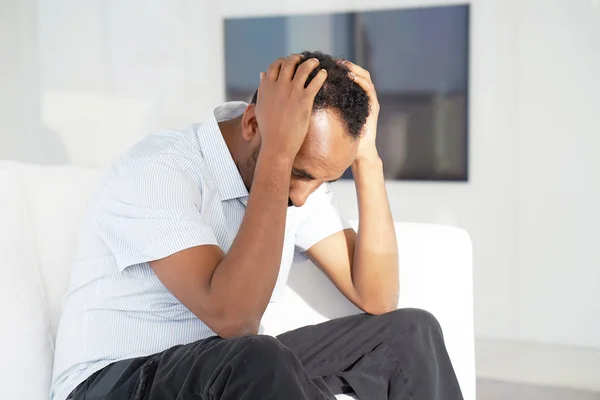 Dolor de cabeza. El hombre aprieta su cabeza —  Fotos de Stock