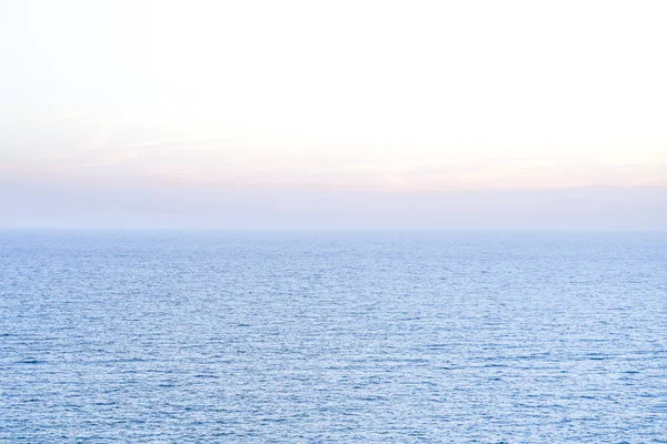 Belo pôr-do-sol sobre o oceano. Pôr-do-sol panorâmico sobre a praia oceânica — Fotografia de Stock