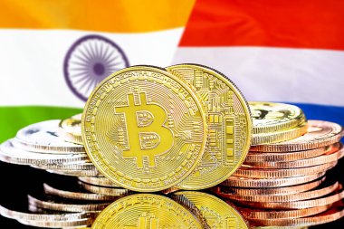 Hindistan ve Hollanda bayrak arka plan üzerinde bitcoins