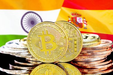 Hindistan ve İspanya bayrak arka plan üzerinde bitcoins