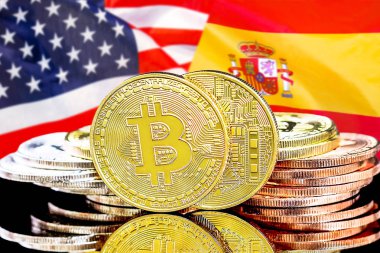 İspanya ve Abd bayrak arka plan üzerinde bitcoins