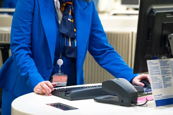 Stewardessa sprawdza bilet i paszport — Zdjęcie stockowe