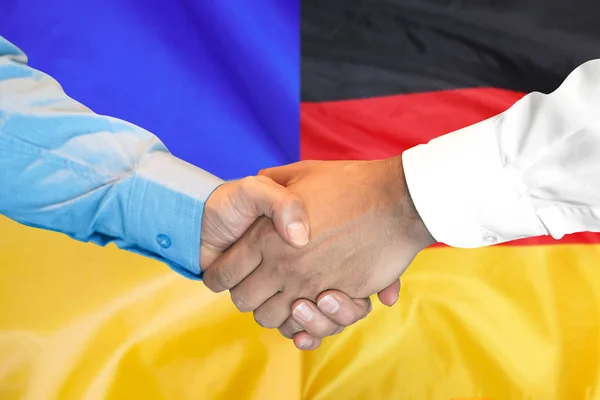 Apretón de manos en el fondo de la bandera de Alemania y Ucrania . — Foto de Stock