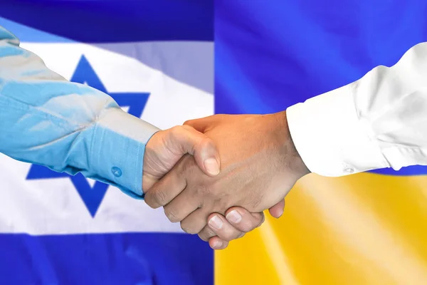 Apretón de manos sobre el fondo de la bandera de Israel y Ucrania . — Foto de Stock