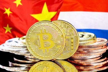 Hollanda ve Çin bayrağı arka plan üzerinde bitcoins