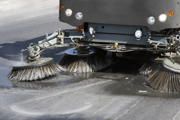 Street cleaning machine