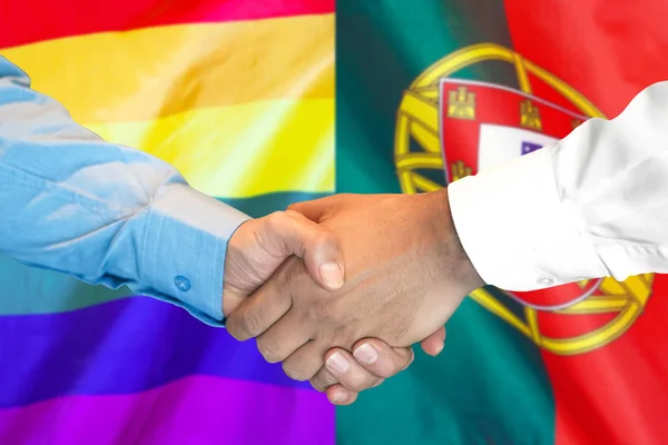 Stretta di mano su Portogallo e LGBT bandiera gay sfondo . — Foto Stock