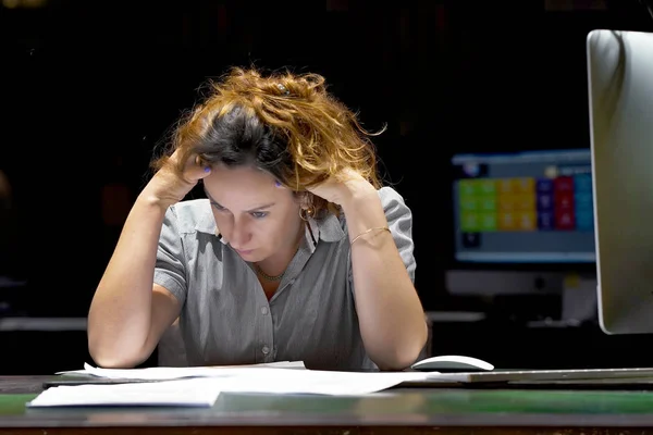 Vrouw in stress achter computer — Stockfoto