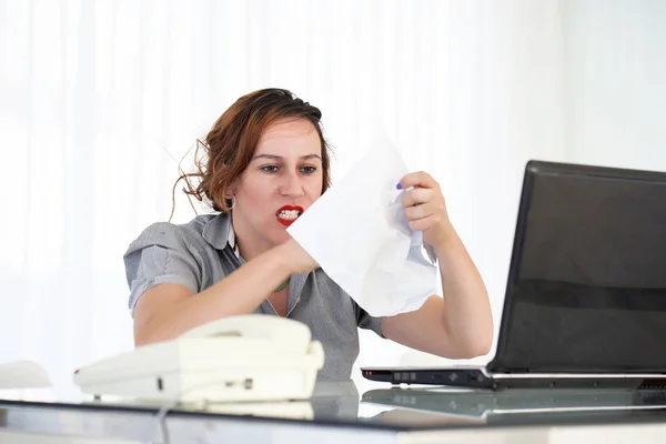 Ofis çalışma alanında bir belge okuma iş kadını — Stok fotoğraf