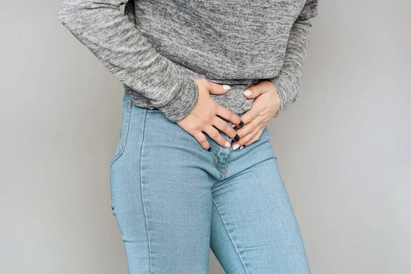 Dolor en el abdomen de la mujer — Foto de Stock
