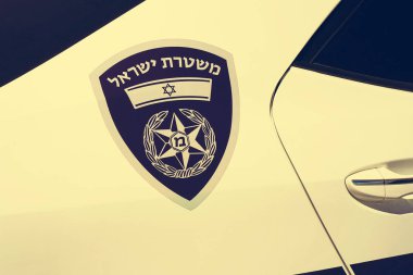 İsrail'de polis arabası. Yan görünüm