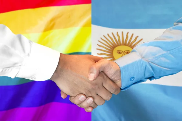 Handskakning om Argentina och HBT gay Flag bakgrund. — Stockfoto