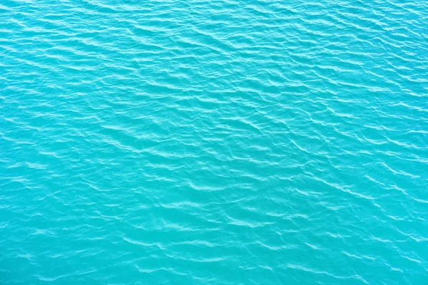 Fundo de água clara, textura natural azul. Onda de mar perto, vista de baixo ângulo. fundo de água do mar — Fotografia de Stock