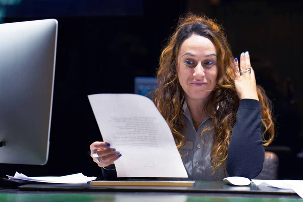 Mulher de negócios lendo um documento no espaço de trabalho do escritório — Fotografia de Stock