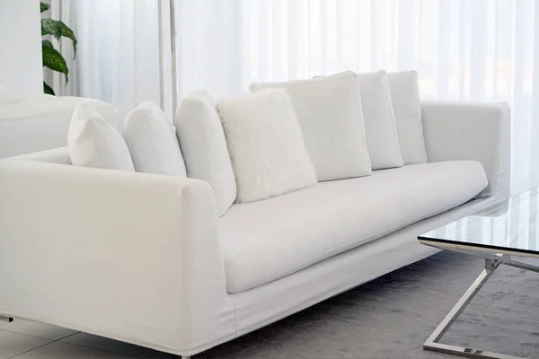 Habitación blanca con sofá . — Foto de Stock