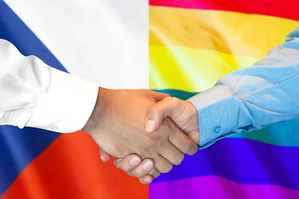 Stretta di mano su Repubblica Ceca e LGBT bandiera gay sfondo . — Foto Stock