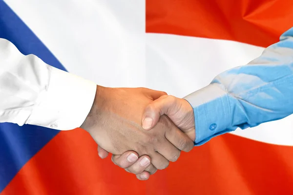 Podání ruky na pozadí vlajky České republiky a Rakouska. — Stock fotografie