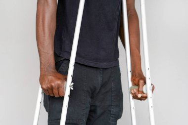 Koltuk değneği olan Afrikalı adam. Close. Yan görünüm