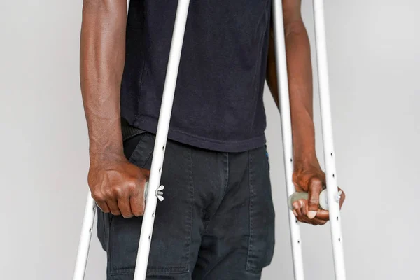 松葉杖を持つアフリカ人クローズ アップ。側面図 — ストック写真