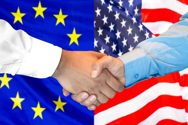 Рукопожатие на фоне Европейского Союза и флага США . — стоковое фото