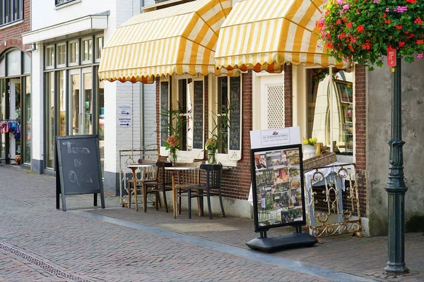 Cafe de Bakkerswinkel a régi város Zoetermeer utcájában — Stock Fotó