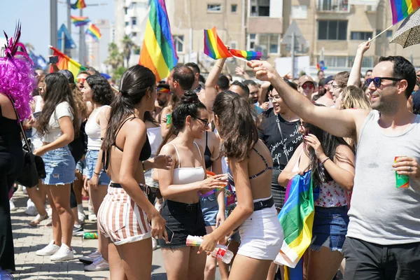 Přehlídka lesbičníků a gayů. Lidé. — Stock fotografie