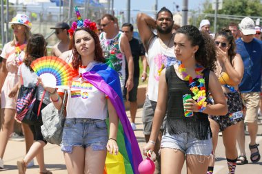 Lezbiyenler ve geyler geçidi. Insanlar.
