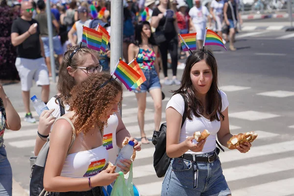 Desfile de lesbianas y gays. Gente . — Foto de Stock