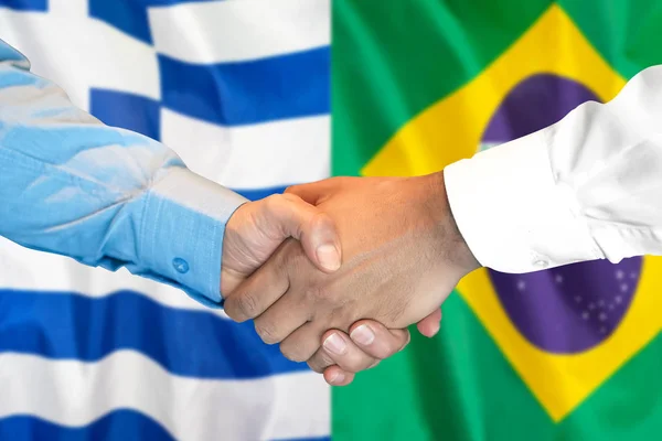 Handshake na Grecji i Brazylii flagi tle. — Zdjęcie stockowe