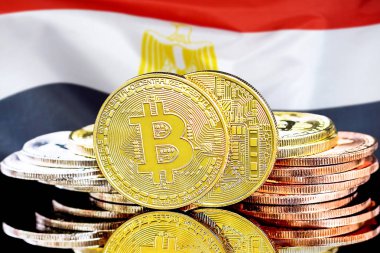 Mısır bayrağı arka plan üzerinde bitcoins