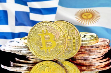 Yunanistan ve Arjantin bayrak arka plan üzerinde bitcoins