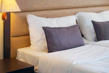 Bir otel odasının içinde.