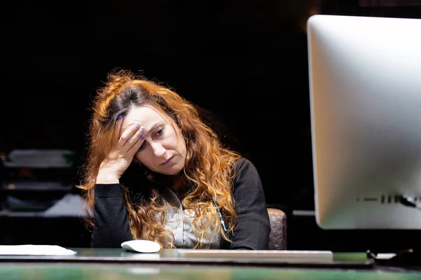 Женщина в стрессе перед компьютером — стоковое фото