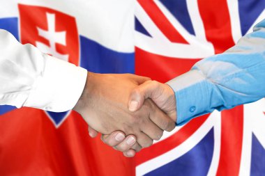 Slovakya ve İngiltere bayrak arka plan üzerinde el sıkışma.