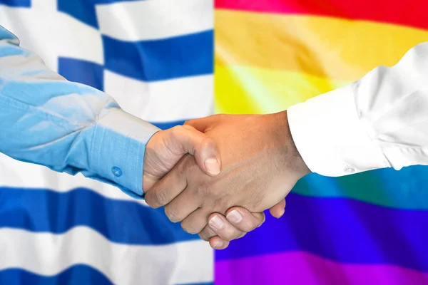 握手在希腊和Lgbt同性恋国旗背景. — 图库照片
