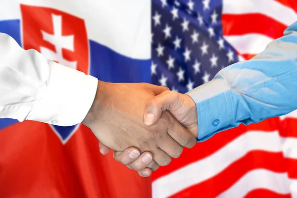 Handskakning om Slovakien och USA flagga bakgrund. — Stockfoto