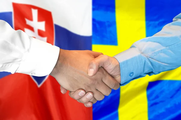 Handshake na Słowacji i Szwecji flaga tle. — Zdjęcie stockowe