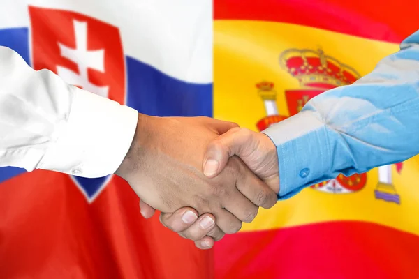 Aperto de mão sobre fundo bandeira Eslováquia e Espanha . — Fotografia de Stock