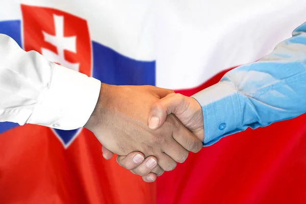 Handskakning om Slovakien och Polen flagga bakgrund. — Stockfoto