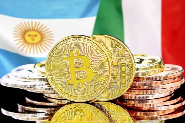 Arjantin ve İtalya bayrak arka plan üzerinde bitcoins