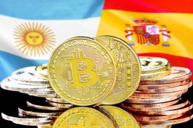 Arjantin ve İspanya bayrak arka plan üzerinde bitcoins