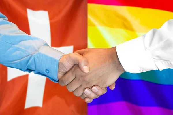 Apretón de manos en Suiza y el fondo de la bandera gay LGBT . —  Fotos de Stock