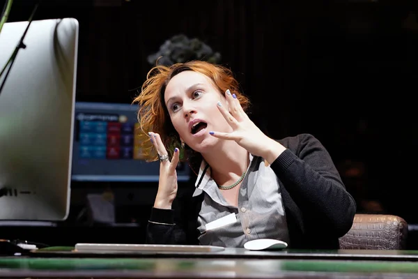 Kobieta w stres przed komputerem — Zdjęcie stockowe